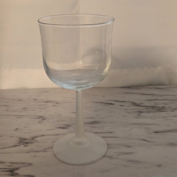 2 Frosted Stem Wine Glasses - Picture 4 of 10